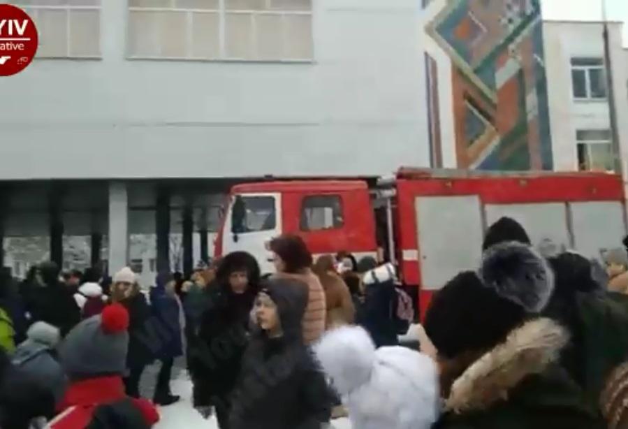 В сети появилось видео из лицея - на нем можно видеть, как дети растерянно блуждают задымленного помещения