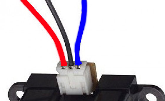 Белый штекер, который соединяется с датчиком, имеет следующий порядок цветных проводов (если смотреть на датчик с лицевой стороны розеткой вверх):